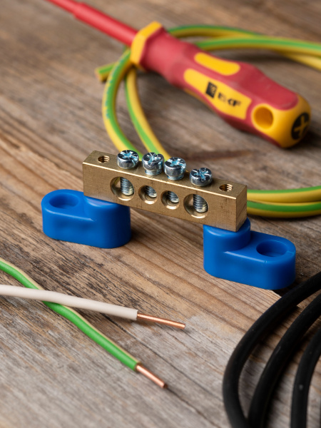 Шина нулевая 8*12 4групп 2 угловых изолятора синий винтовой по краям EKF 